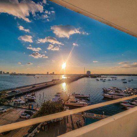 Bayfront Apartment Breathtaking Views- One Bedroom W Balcony- Living Room -Free Parking Miami Beach Exterior photo