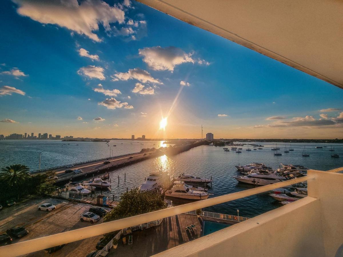 Bayfront Apartment Breathtaking Views- One Bedroom W Balcony- Living Room -Free Parking Miami Beach Exterior photo