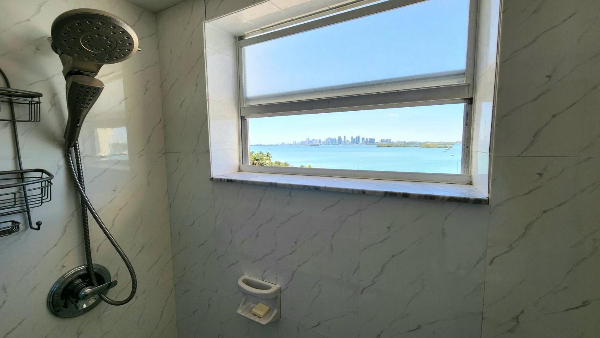 Bayfront Apartment Breathtaking Views- One Bedroom W Balcony- Living Room -Free Parking Miami Beach Exterior photo