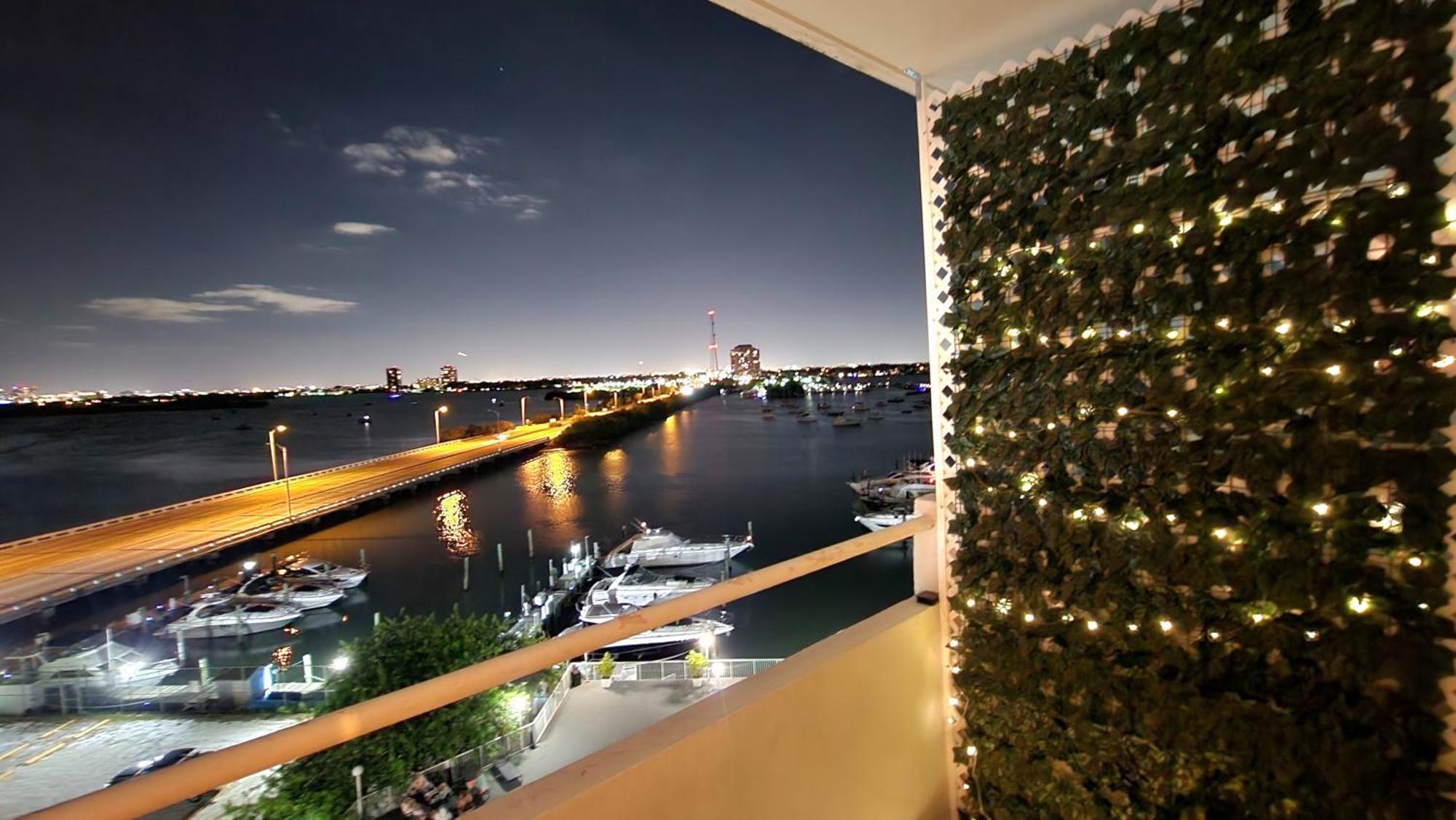 Bayfront Apartment Breathtaking Views- One Bedroom W Balcony- Living Room -Free Parking Miami Beach Exterior photo