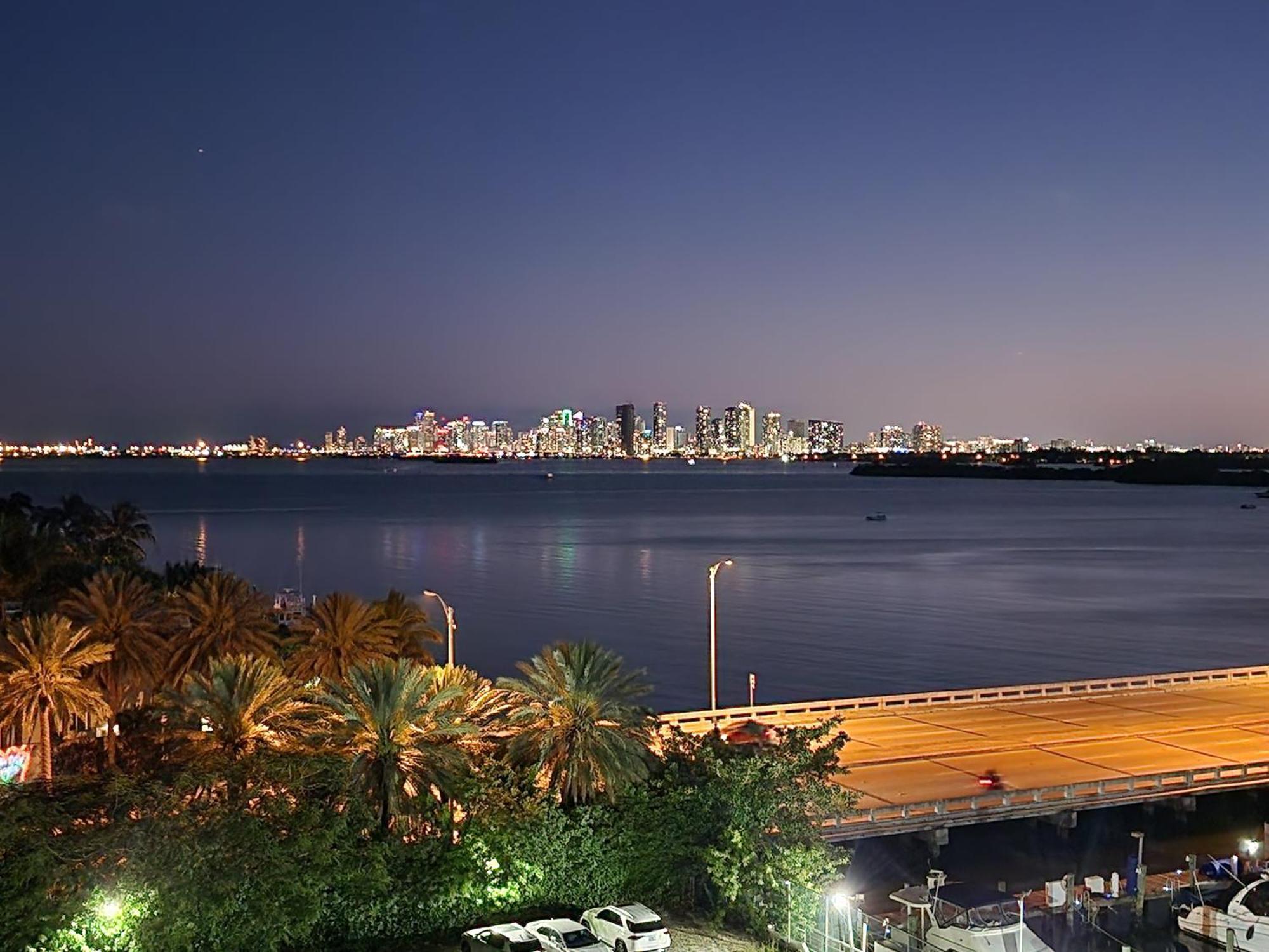 Bayfront Apartment Breathtaking Views- One Bedroom W Balcony- Living Room -Free Parking Miami Beach Exterior photo