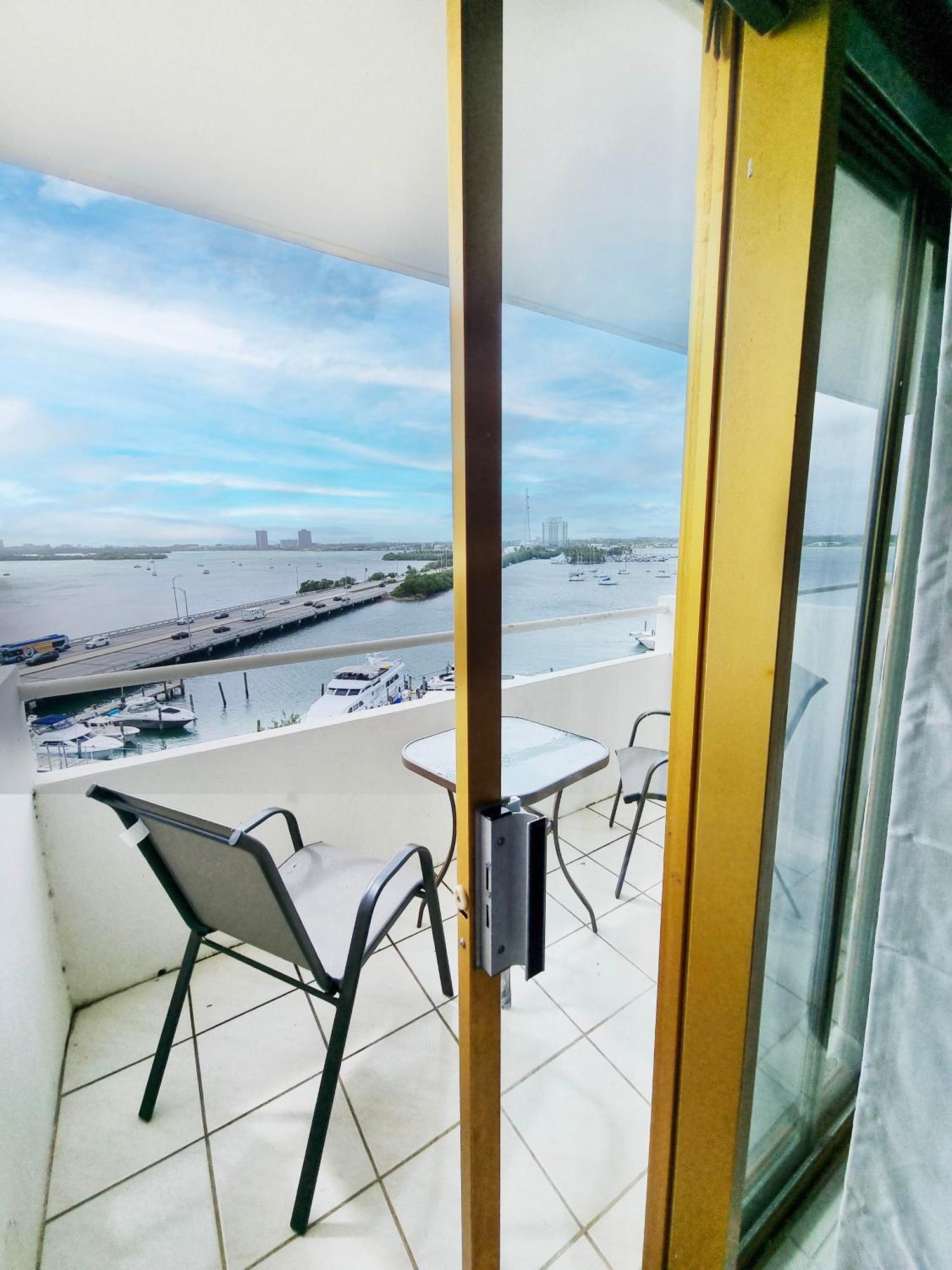 Bayfront Apartment Breathtaking Views- One Bedroom W Balcony- Living Room -Free Parking Miami Beach Exterior photo